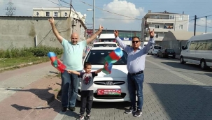 Ahçıoğlu, hemşerileriyle birlikte "Yalnız Değilsin Azerbaycan" dedi 