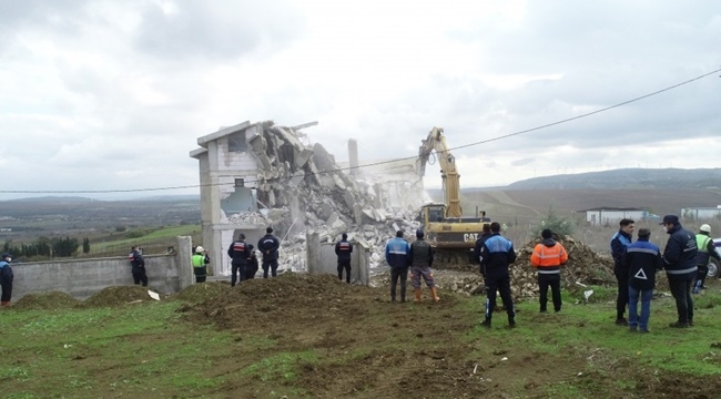 Akören'de tarım arazisine yapılan 2 kaçak yapı yıkıldı!