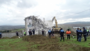 Akören'de tarım arazisine yapılan 2 kaçak yapı yıkıldı!