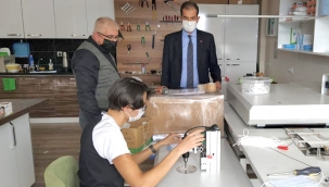 Artar'dan, maske üretimi yapan özel öğrencilerin okuluna ziyaret