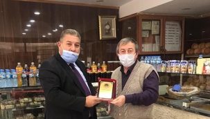 Başkan Koçer'den Esnafa 40'ıncı Yıl Plaketi