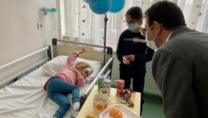 İmamoğlu'ndan İzmir Depreminin Simge Bebekleri Ayda ve Elif'e Ziyaret