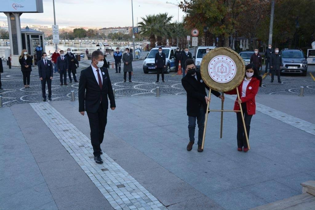 Öğretmenler Günü Dolayısıyla Atatürk Anıtı'na Çelenk Sunuldu