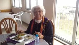 Sema Adan, huzur evi sakinlerine vefat eden oğlu için hayır yemeği dağıttı