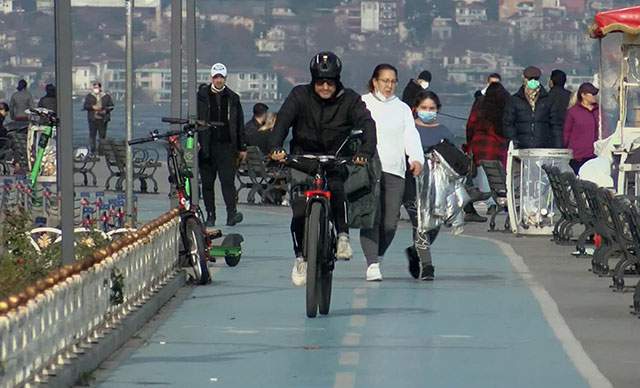 Mavi boyalı bisiklet yollarında çevre kirliliği tehlikesi 