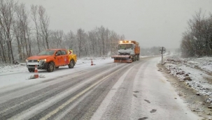 İBB ekiplerinden Silivri genelinde kar küreme ve tuzlama çalışması 