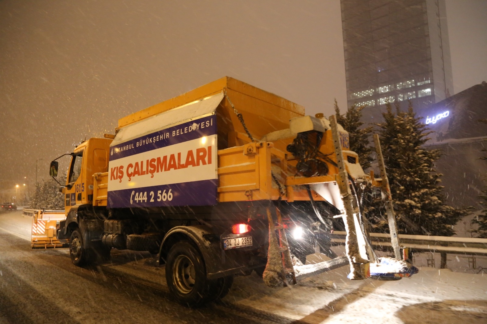 İBB, Sabah Bastıran Karda Yolları Açık Tutmak İçin Yoğun Çalıştı