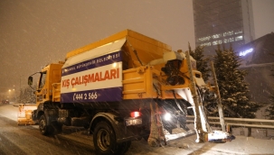 İBB, Sabah Bastıran Karda Yolları Açık Tutmak İçin Yoğun Çalıştı