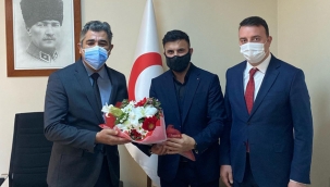 AK Partililer, 14 Mart dolayısıyla sağlık çalışanlarının yanındaydı 