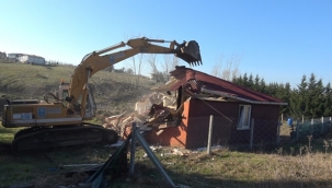 Çayırdere'de 8 kaçak yapı yıkıldı