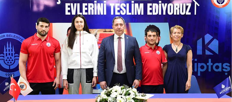 İstanbul BBSK, Dünya Şampiyonlarına Evlerini Teslim Etti