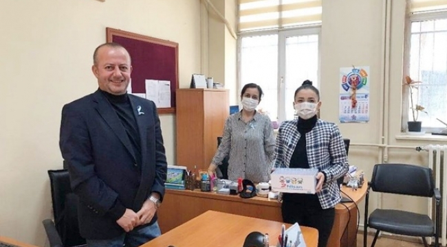 Kübra Hamoğlu, Milli Eğitim Müdürlüğü personellerine mavi kurdele dağıttı