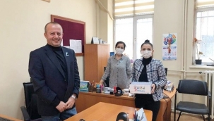 Kübra Hamoğlu, Milli Eğitim Müdürlüğü personellerine mavi kurdele dağıttı