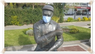 Sahilin simge heykeli balıkçı adam da "maske" taktı