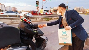 Silivri'de iftara yetişemeyen vatandaşlar için su ve hurma dağıtıldı