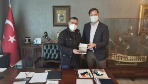 Silivrili avukat kendi yazdığı kitabı Karakaş'a hediye etti