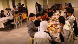 TÜGVA'lılar Doğu Türkistanlı Yetimlerle İftar Yaptı