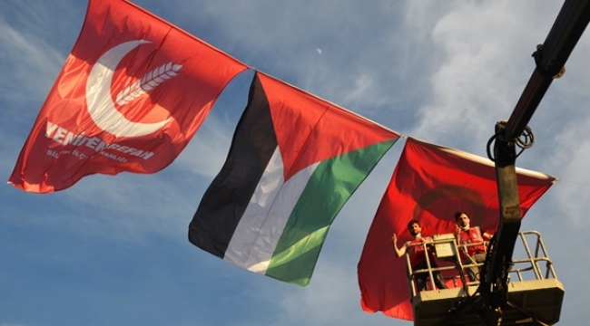 Yeniden Refah'tan Silivri Otogarı Girişine Dev Filistin Bayrağı