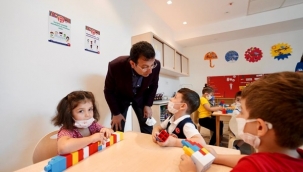 İmamoğlu'ndan "Müzik Yasağı" Göndermesi: "12'den Sonra Kulaklıkla Dinleyerek Geleceğe Bakacağız"