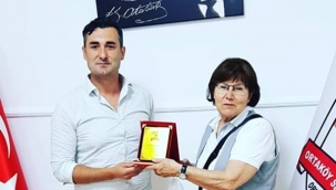 Ortaköylü Öğrencilere Tablet Hediye Eden Eğitim Gönüllüsüne Plaket Verildi