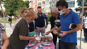 CHP Silivri, çarşı merkezinde aşure dağıttı