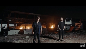 Emre Aydın Silivri'de bir hurda otobüsün içinde klip çekti