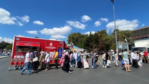 İstanbul'un 15 Meydanında Aşure Dağıtıldı