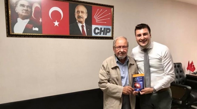 Bektaşi Babası Yazar Son Kitabını Başkan Esen'e Hediye Etti