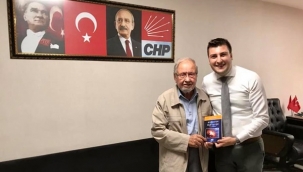 Bektaşi Babası Yazar Son Kitabını Başkan Esen'e Hediye Etti