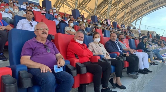 Duru, Çatalcaspor'un ilk resmi maçını Kaynarca ile birlikte izledi