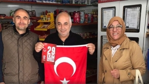 Tanrıverdi'den esnaflara bayrak hediyesi