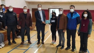 Atletizm Şampiyonasında Derece Kazanan Öğrenciler Ödüllendirildi