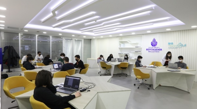 İBB Teknoloji Atölyeleri'nde Hafta İçi Eğitimleri Başladı