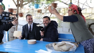 Başkan Yılmaz, Sanatçı Alişan İle Gübre Serpme Aracı Kullandı