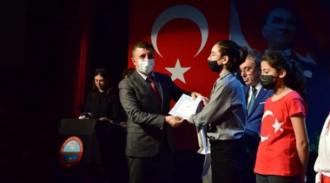 ODAK öğrencisi Tuna'dan İstiklal Marşı yarışmasında üçüncülük