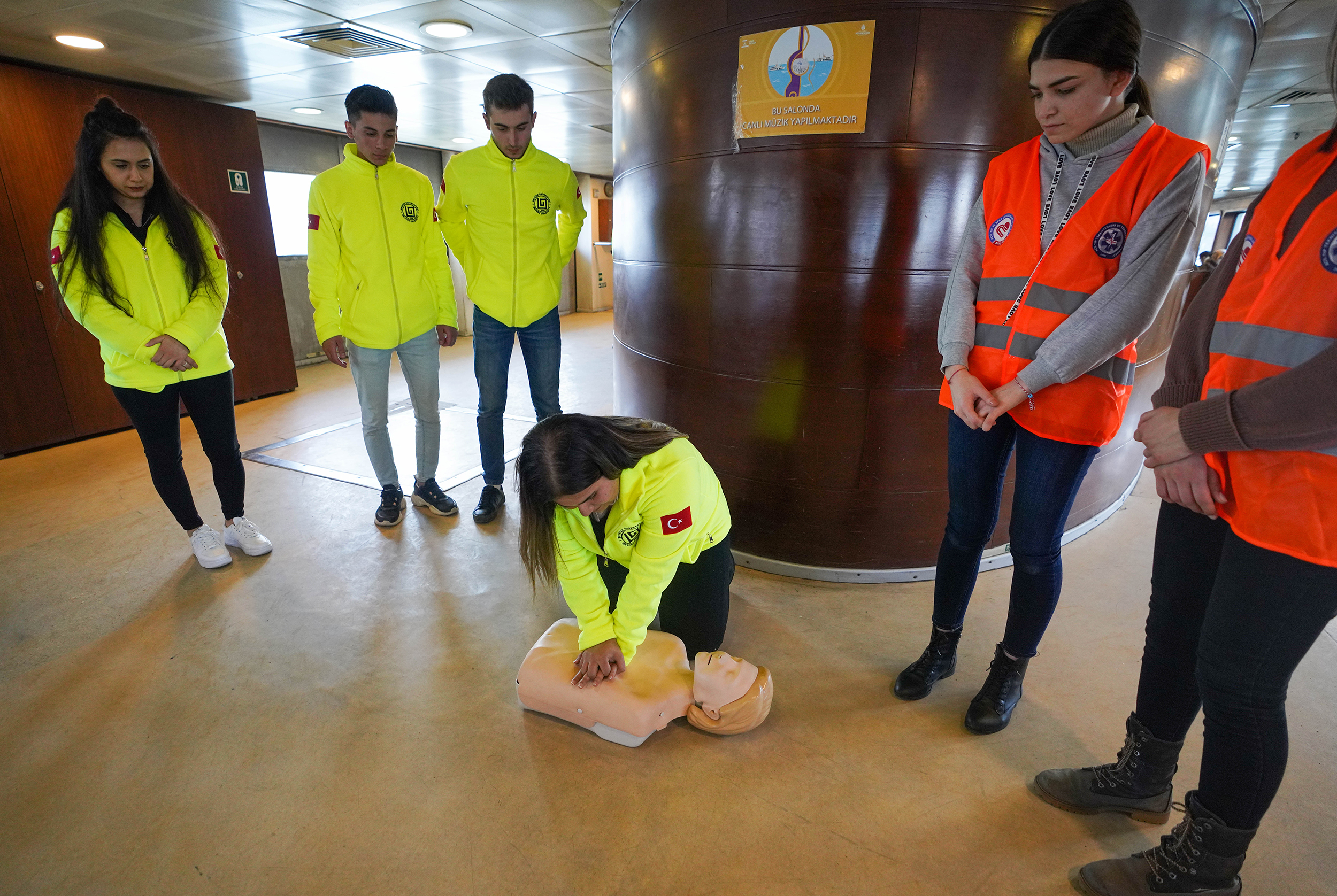 Vapurda İlk Yardım Eğitimleri Devam Ediyor