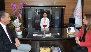 Milli Eğitim Müdürü Artar, Makamını Öğrenciye Devretti