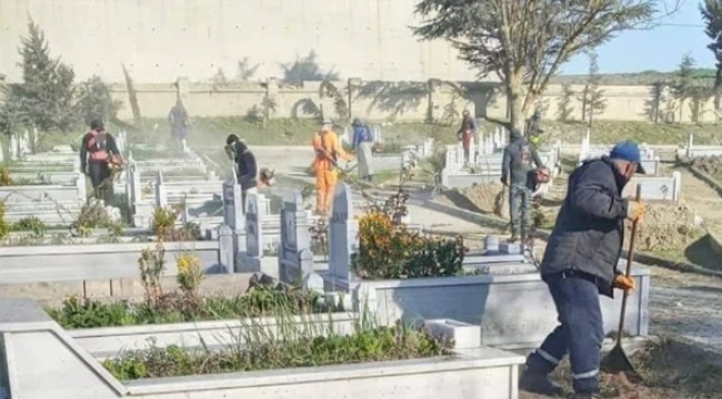 Silivri'de bayram öncesi tüm mezarlıklar İBB tarafından temizlendi