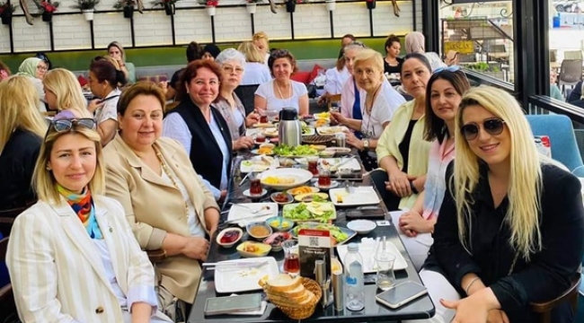 CHP'li Kadınlar, Gazi İlkokulunun Kahvaltı Programına Katıldı