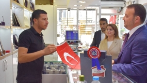 AK Parti Büyük Zafer'in 100. yıl dönümü dolayısıyla Türk Bayrağı dağıttı