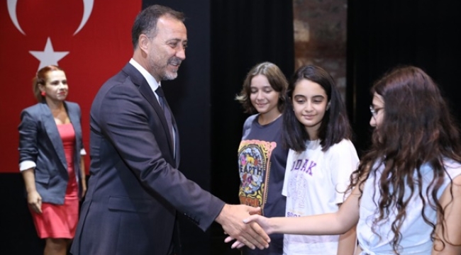 Silivri Belediyesi YKS ve LGS'de Dereceye Giren Öğrencileri Ödüllendirdi