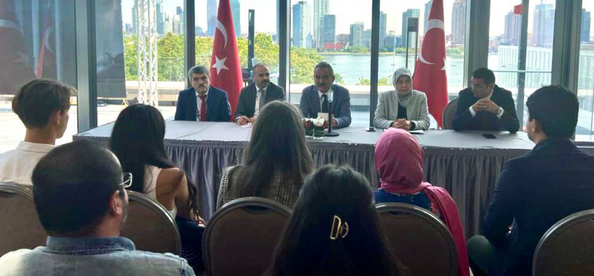 Bakan Özer, New York'ta Türk Öğrenciler Ve Eğitim Ataşeleriyle Buluştu