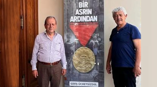 Kandemir, merhum Gazi Osman Sağır'ın İstiklal Madalyasını kendi torunuyla birlikte görmeye gitti