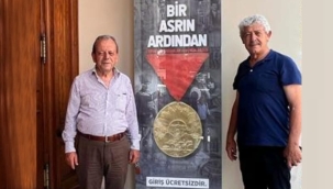 Kandemir, merhum Gazi Osman Sağır'ın İstiklal Madalyasını kendi torunuyla birlikte görmeye gitti