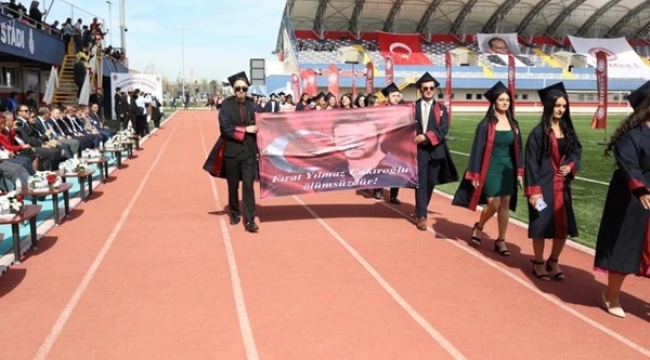 Mezuniyet töreninde ülkücü Fırat Yılmaz Çakıroğlu anısına pankart açıldı