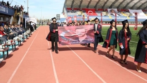 Mezuniyet töreninde ülkücü Fırat Yılmaz Çakıroğlu anısına pankart açıldı