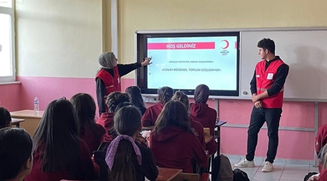 Silivri Genç Kızılay, lise öğrencilerini Kızılay gönüllüsü olmaya teşvik ediyor