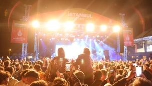 Ünlü Sanatçı Göksel, Silivri'de Konser Verdi