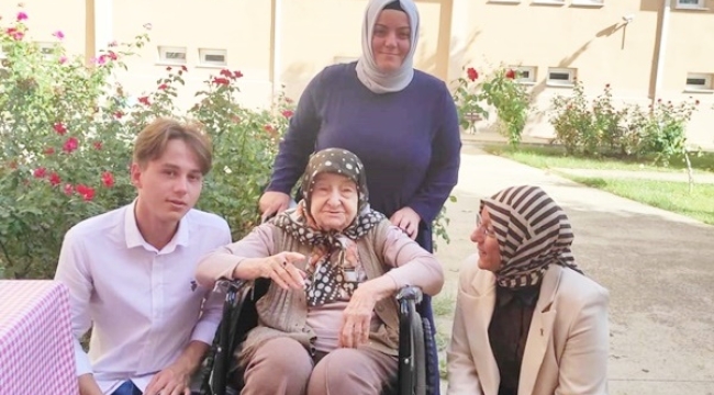 AK Partili kadınlardan Akçil Kardeşler Yaşlı Bakım Merkezi'ne ziyaret