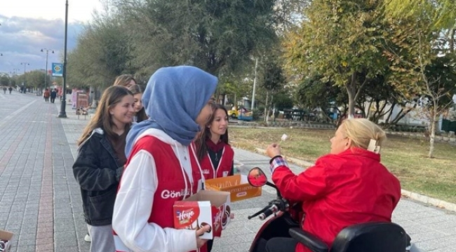 Genç Kızılay gönüllülerinden Mevlid Kandili ikramı